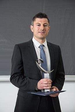 Darko Zibar receiving the SAOT Young Researcher Award in 2016