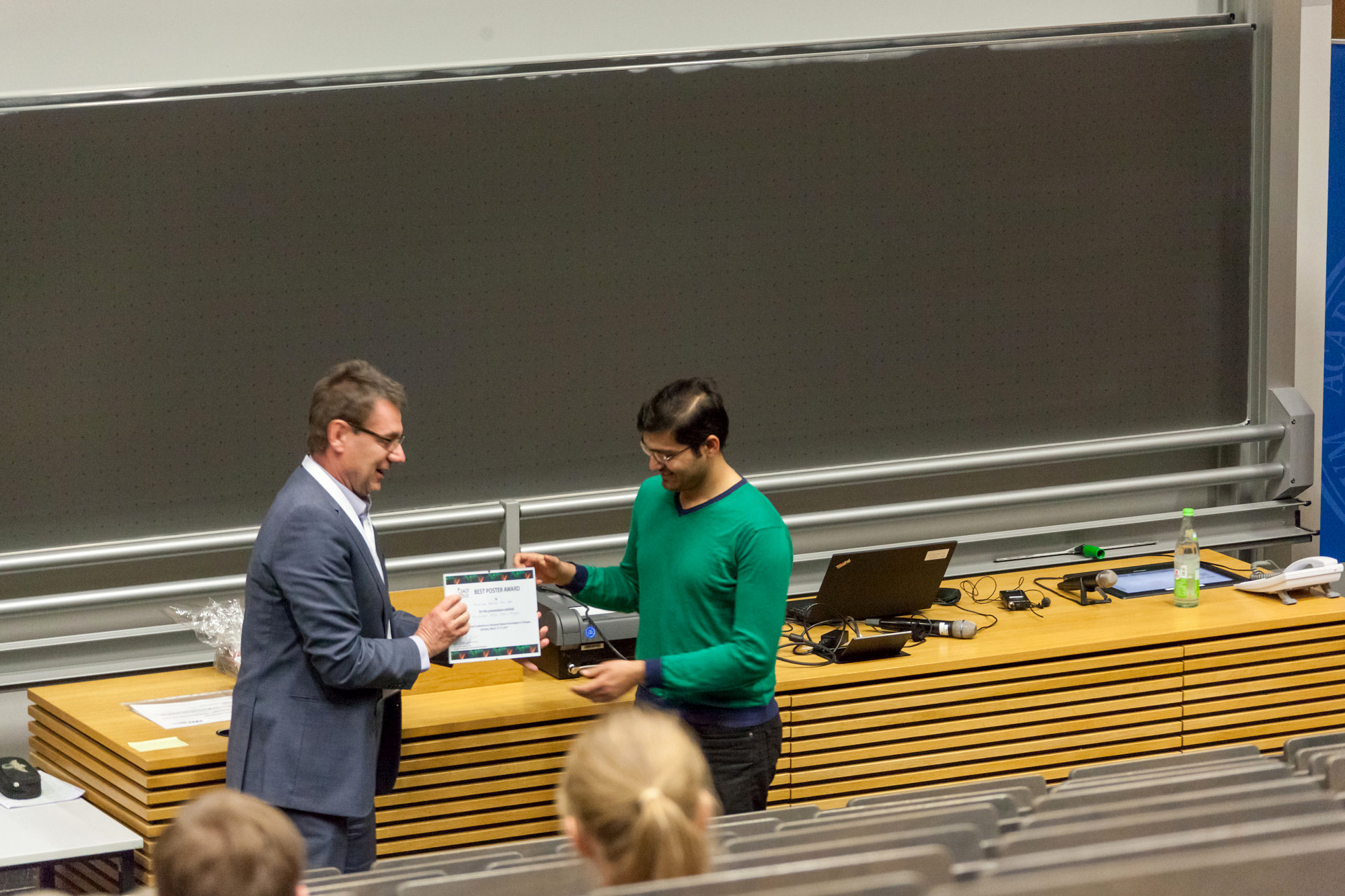 Muhammad Abdullah Butt (MPL Erlangen) receiving the Best Poster Award for his presentation entitled "Microscopic Müller Matrix Analysis".